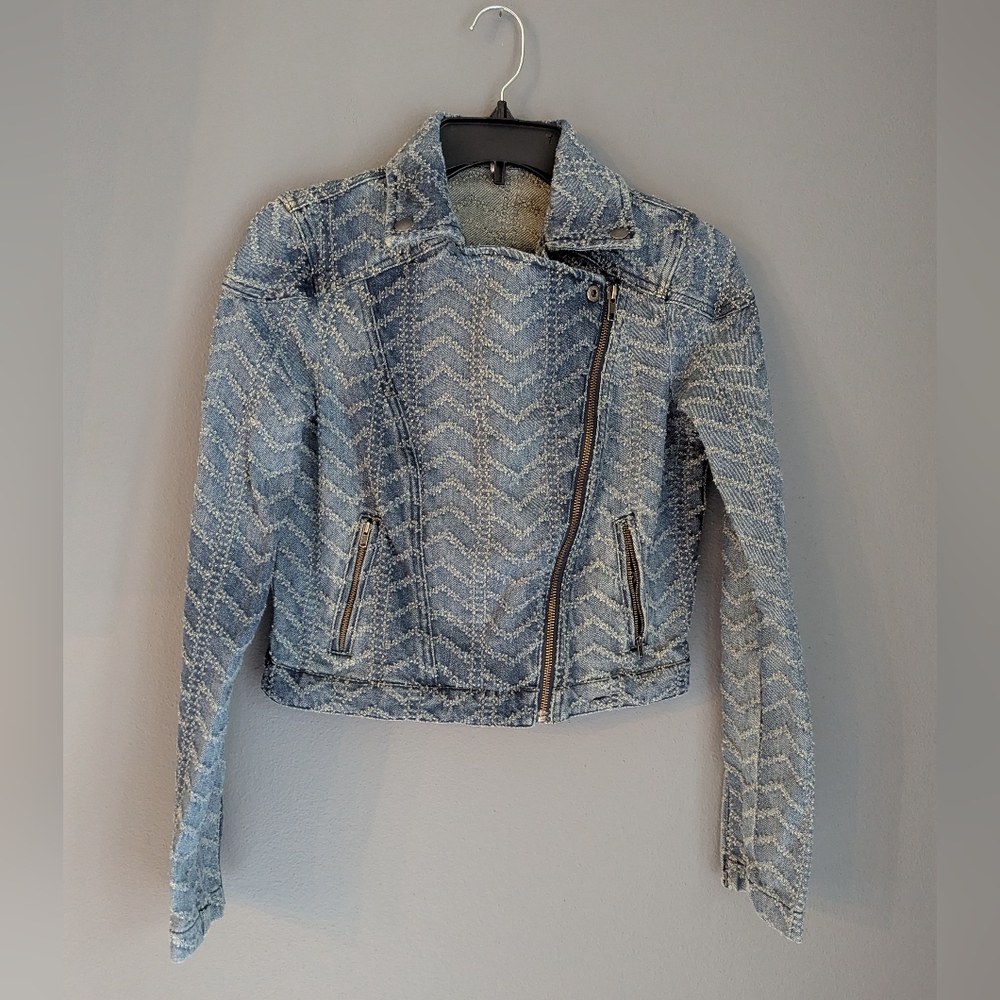 Free People Textured Denim Jacket Cropped Women Size 2.